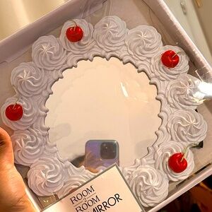 Viral cake mirror